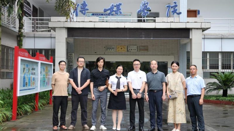 纪录片镜头材质揭秘：价格背后的故事**