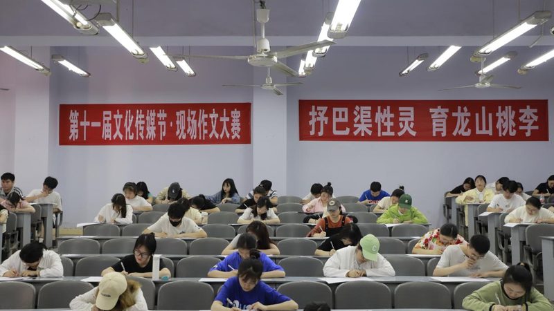 选择公关传播公司时，首先要考察其资质。以下是一些重要的资质证书：